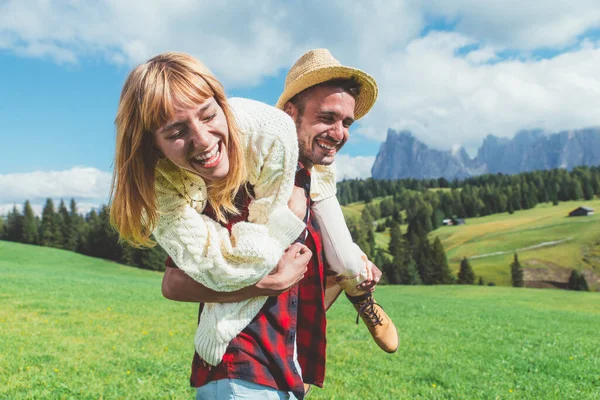 Šťastný Pár Svačinu Kavárně Muž Žena Líbánkách Cestovat Italských Dolomitů — Stock fotografie