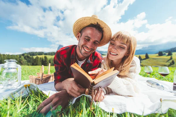 Casal Feliz Férias Nas Montanhas Dolomitas Italianas Jovem Mulher Lendo — Fotografia de Stock