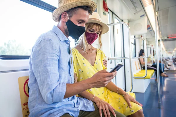 Imagem Casal Feliz Sentado Metrô Durante Eventos Pandêmicos 2020 — Fotografia de Stock