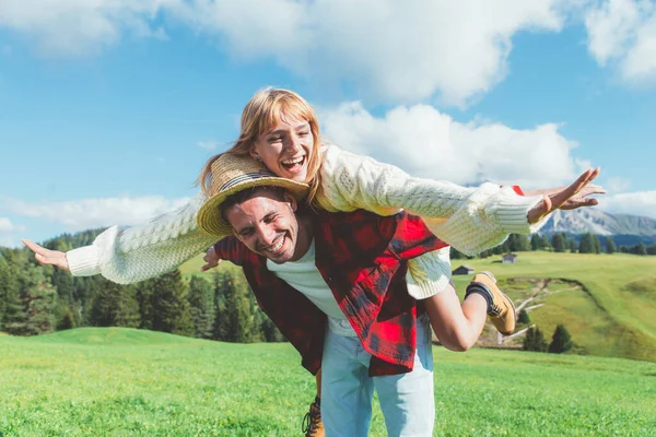 Casal Feliz Férias Nas Montanhas Dolomitas Italianas Jovem Mulher Brincando — Fotografia de Stock