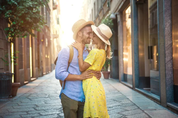 Imagem Casal Feliz Férias Jovem Mulher Fazendo Algumas Compras Centro — Fotografia de Stock