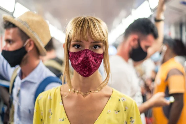 Imagem Com Passageiro Metrô Durante Eventos Pandêmicos 2020 Mulher Usando — Fotografia de Stock