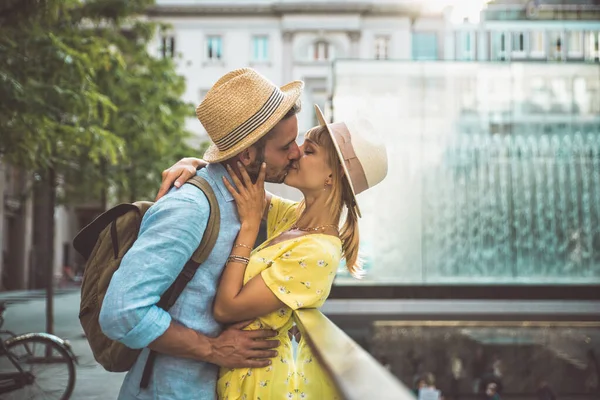 Imagen Una Feliz Pareja Vacaciones Joven Hombre Mujer Haciendo Algunas — Foto de Stock