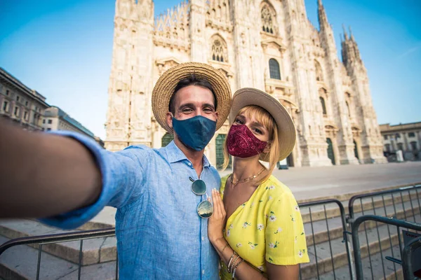 休暇中の幸せなカップルのイメージ ドゥオーモ大聖堂近くのミラノで自撮りした若い男と女 — ストック写真