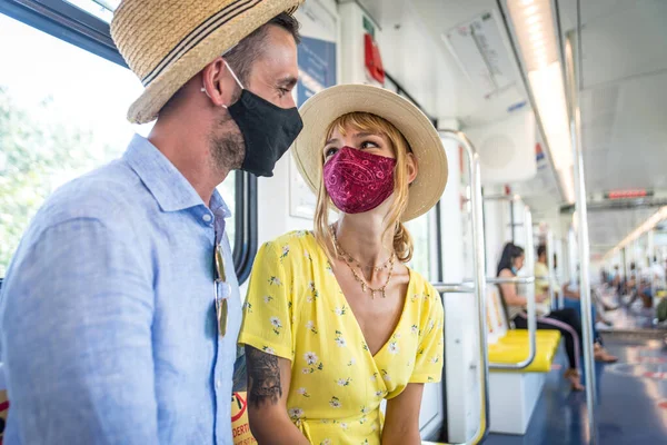 Imagen Una Feliz Pareja Sentada Metro Durante Los Eventos Pandémicos —  Fotos de Stock