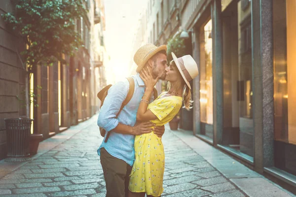 Imagen Una Feliz Pareja Vacaciones Joven Hombre Mujer Haciendo Algunas — Foto de Stock