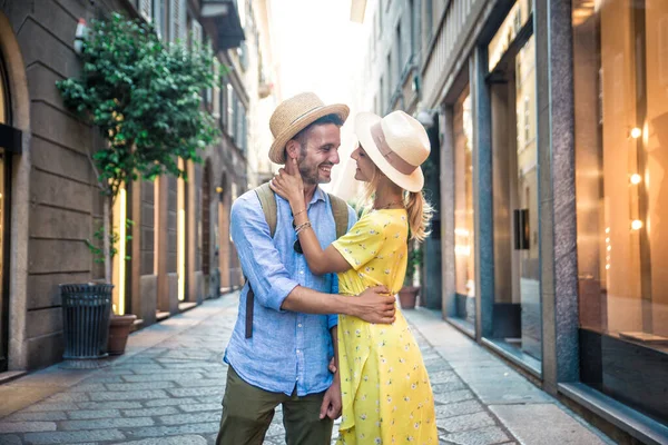 Imagem Casal Feliz Férias Jovem Mulher Fazendo Algumas Compras Centro — Fotografia de Stock