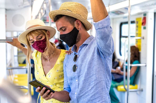 Imagen Una Pareja Feliz Viajando Metro Durante Los Eventos Pandémicos —  Fotos de Stock