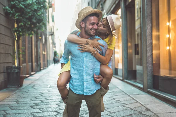 Imagem Casal Feliz Férias Jovem Mulher Fazendo Algumas Compras Centro — Fotografia de Stock