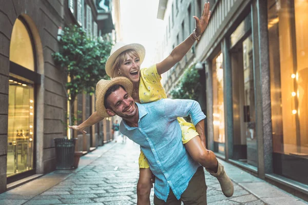 Imagem Casal Feliz Férias Jovem Mulher Fazendo Algumas Compras Centro — Fotografia de Stock