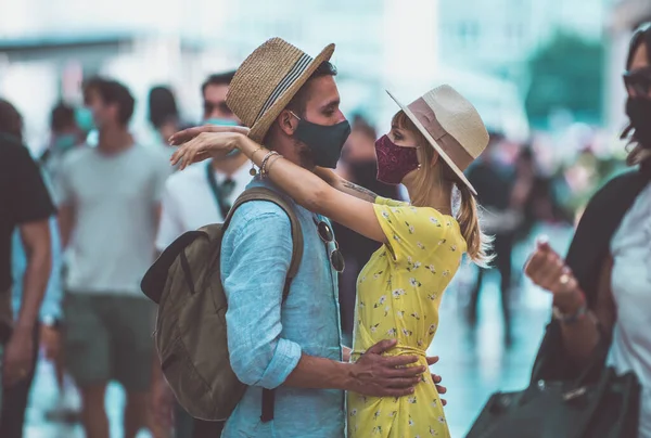 Imaginea Unui Cuplu Fericit Vacanță Tânăr Femeie Sărutându Mulțime — Fotografie, imagine de stoc