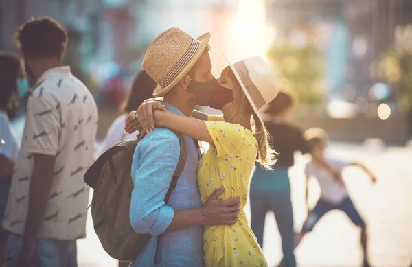 一对快乐的夫妇度假的照片 年轻男女在人群中接吻 — 图库照片