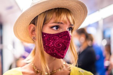 Covid-19 salgını sırasında metro vagonunda araba süren güzel bir kız. Yaşam tarzı, trakort ve sosyal uzaklık kavramları.