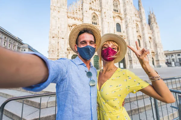 イタリアの美しい恋人たちの観光 ミラノのドゥオーモ大聖堂を訪れる遊び心のある観光客 — ストック写真