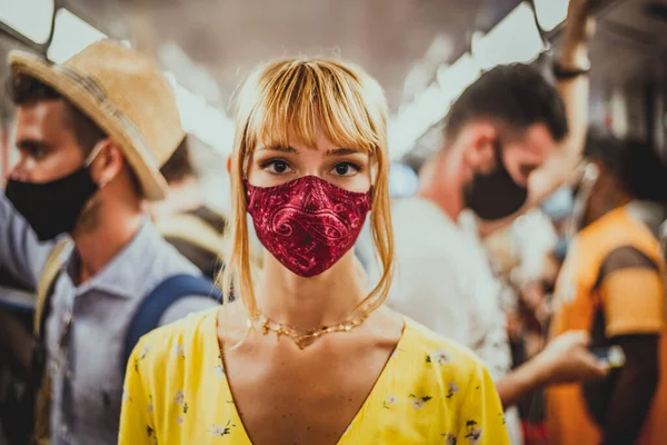 Menina Bonita Dirigindo Vagão Metrô Durante Pandemia Covid Conceitos Sobre — Fotografia de Stock