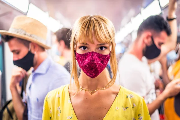 Hermosa Chica Conduciendo Vagón Metro Durante Pandemia Covid Conceptos Sobre —  Fotos de Stock