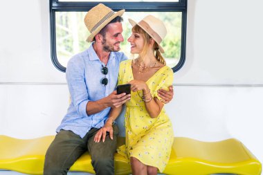 Metro vagonunda araba süren güzel bir çift. Yaşam tarzı ve traksiyonla ilgili kavramlar.