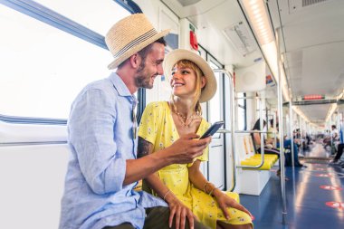 Metro vagonunda araba süren güzel bir çift. Yaşam tarzı ve traksiyonla ilgili kavramlar.