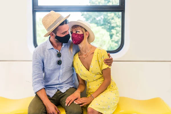 Hermosa Pareja Conduciendo Vagón Metro Durante Pandemia Covid Conceptos Sobre —  Fotos de Stock