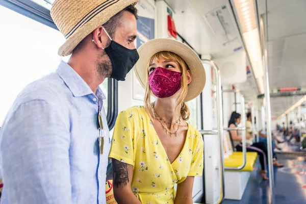 Hermosa Pareja Conduciendo Vagón Metro Durante Pandemia Covid Conceptos Sobre —  Fotos de Stock