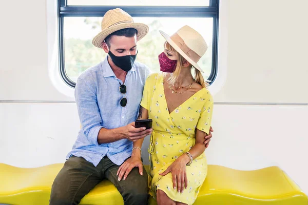 Hermosa Pareja Conduciendo Vagón Metro Durante Pandemia Covid Conceptos Sobre —  Fotos de Stock