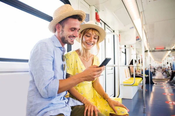 Bella Coppia Guida Vagone Della Metropolitana Concetti Stile Vita Trasporto — Foto Stock