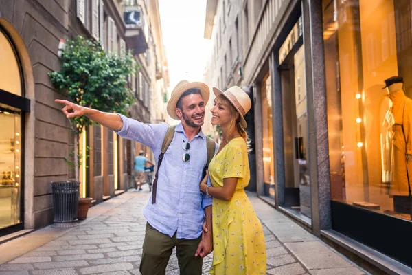 Schönes Liebespaar Beim Einkaufen Der Innenstadt Verspielte Touristen Besuch Einer — Stockfoto