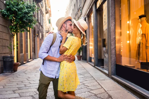 Belo Casal Amantes Que Fazem Compras Centro Cidade Turistas Divertidos — Fotografia de Stock