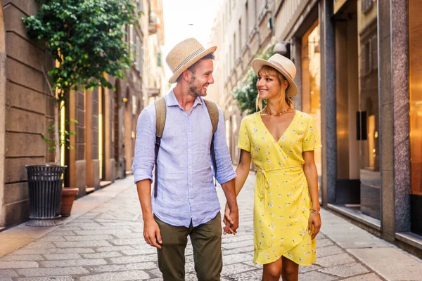 市内中心部で買い物をする美しい恋人のカップル 有名なヨーロッパの都市を訪れる遊び心のある観光客 — ストック写真
