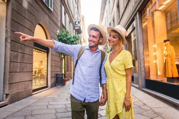 Belo Casal Amantes Que Fazem Compras Centro Cidade Turistas Divertidos — Fotografia de Stock