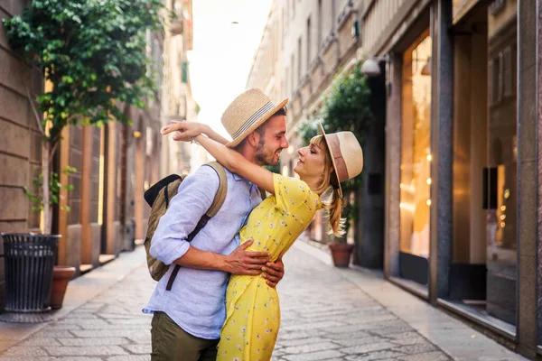Şehir Merkezinde Alışveriş Yapan Iki Güzel Aşık Avrupa Nın Ünlü — Stok fotoğraf