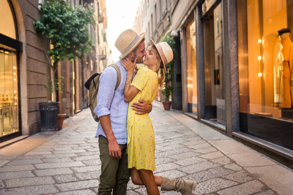 Belo Casal Amantes Que Fazem Compras Centro Cidade Turistas Divertidos — Fotografia de Stock