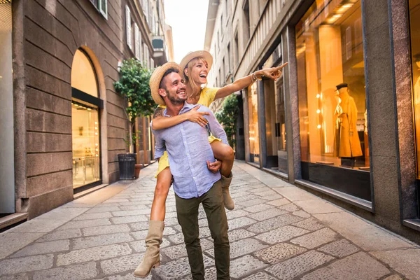 Belo Casal Amantes Que Fazem Compras Centro Cidade Turistas Divertidos — Fotografia de Stock