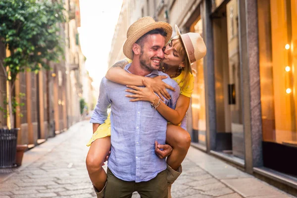 Mooie Paar Liefhebbers Winkelen Het Centrum Van Stad Speelse Toeristen — Stockfoto