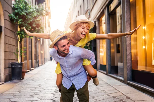 Mooie Paar Liefhebbers Winkelen Het Centrum Van Stad Speelse Toeristen — Stockfoto