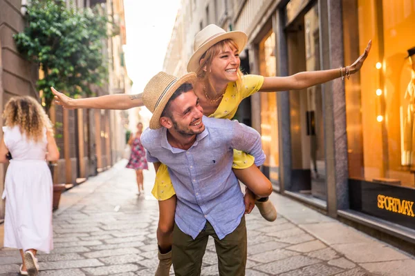 Belo Casal Amantes Que Fazem Compras Centro Cidade Turistas Divertidos — Fotografia de Stock