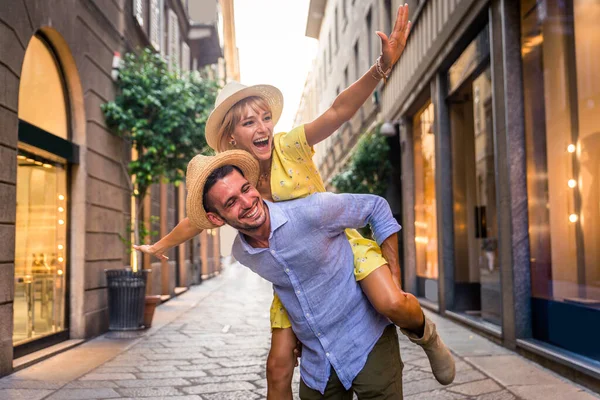 Belo Casal Amantes Que Fazem Compras Centro Cidade Turistas Divertidos — Fotografia de Stock