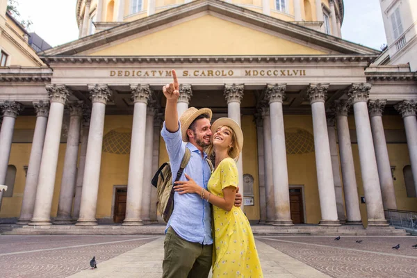 Hermosa Pareja Amantes Que Visitan Hito Famoso Turistas Juguetones Que —  Fotos de Stock