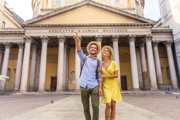 Belo Casal Amantes Passear Marco Famoso Turistas Brincalhões Que Visitam — Fotografia de Stock