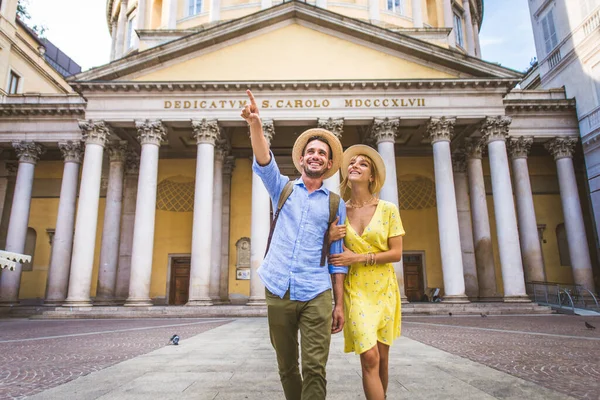 Mooie Paar Liefhebbers Sightseeing Een Beroemde Bezienswaardigheid Speelse Toeristen Een — Stockfoto