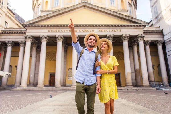 Belo Casal Amantes Passear Marco Famoso Turistas Brincalhões Que Visitam — Fotografia de Stock