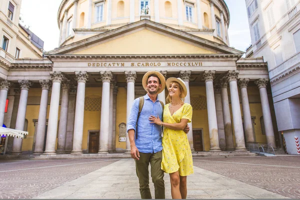 Hermosa Pareja Amantes Que Visitan Hito Famoso Turistas Juguetones Que —  Fotos de Stock