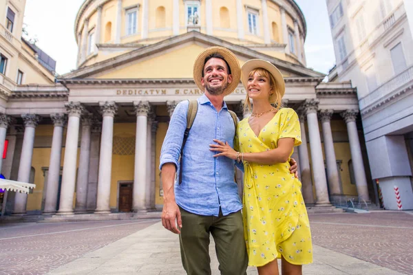 Mooie Paar Liefhebbers Sightseeing Een Beroemde Bezienswaardigheid Speelse Toeristen Een — Stockfoto