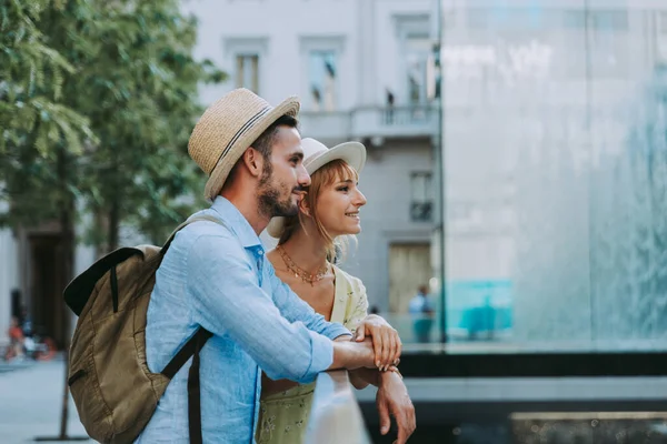 Vackra Par Älskare Sightseeing Stadens Centrum Lekfulla Turister Besöker Berömd — Stockfoto