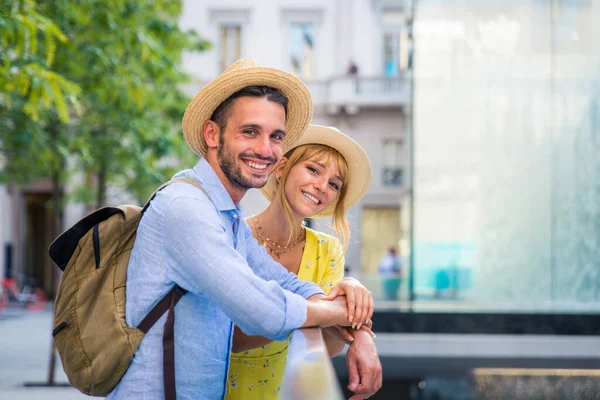 Vackra Par Älskare Sightseeing Stadens Centrum Lekfulla Turister Besöker Berömd — Stockfoto