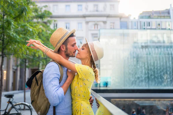 Schönes Liebespaar Besichtigt Die Innenstadt Verspielte Touristen Besuchen Eine Berühmte — Stockfoto