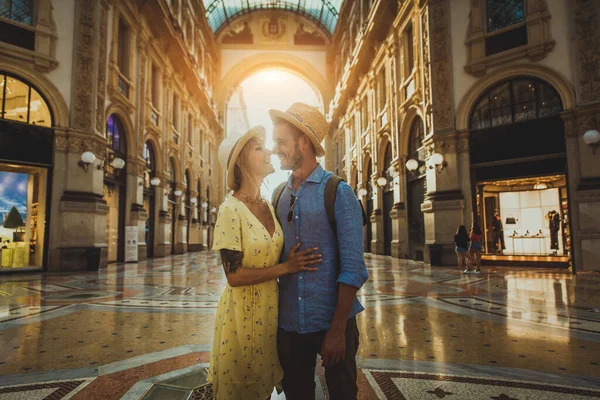 Vackra Par Älskare Shopping Stadens Centrum Lekfulla Turister Besöker Berömd — Stockfoto