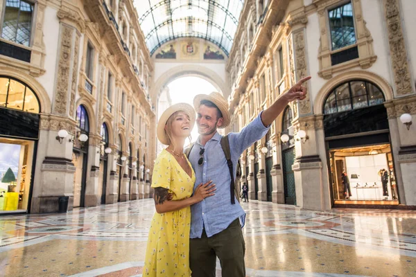 Gyönyörű Szerelmespár Vásárol Városközpontban Játékos Turisták Ellátogatnak Egy Híres Európai — Stock Fotó