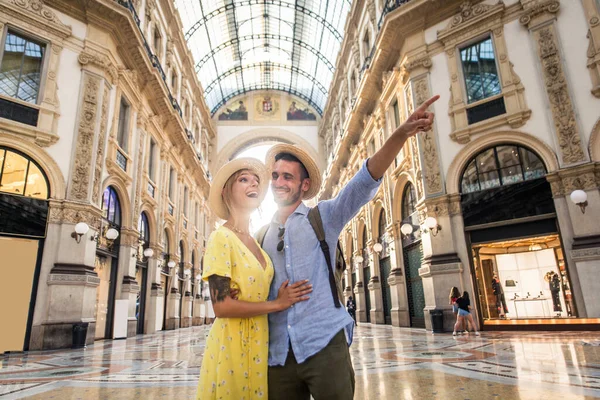 一对年轻漂亮的情侣在市中心购物 游览著名欧洲城市的有趣游客 — 图库照片
