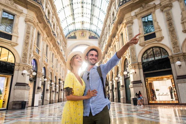 市内中心部で買い物をする美しい恋人のカップル 有名なヨーロッパの都市を訪れる遊び心のある観光客 — ストック写真